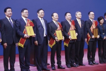 凯发网站在嘉兴市民营经济高质量发展大会上获多个奖项 张毓强作表态发言